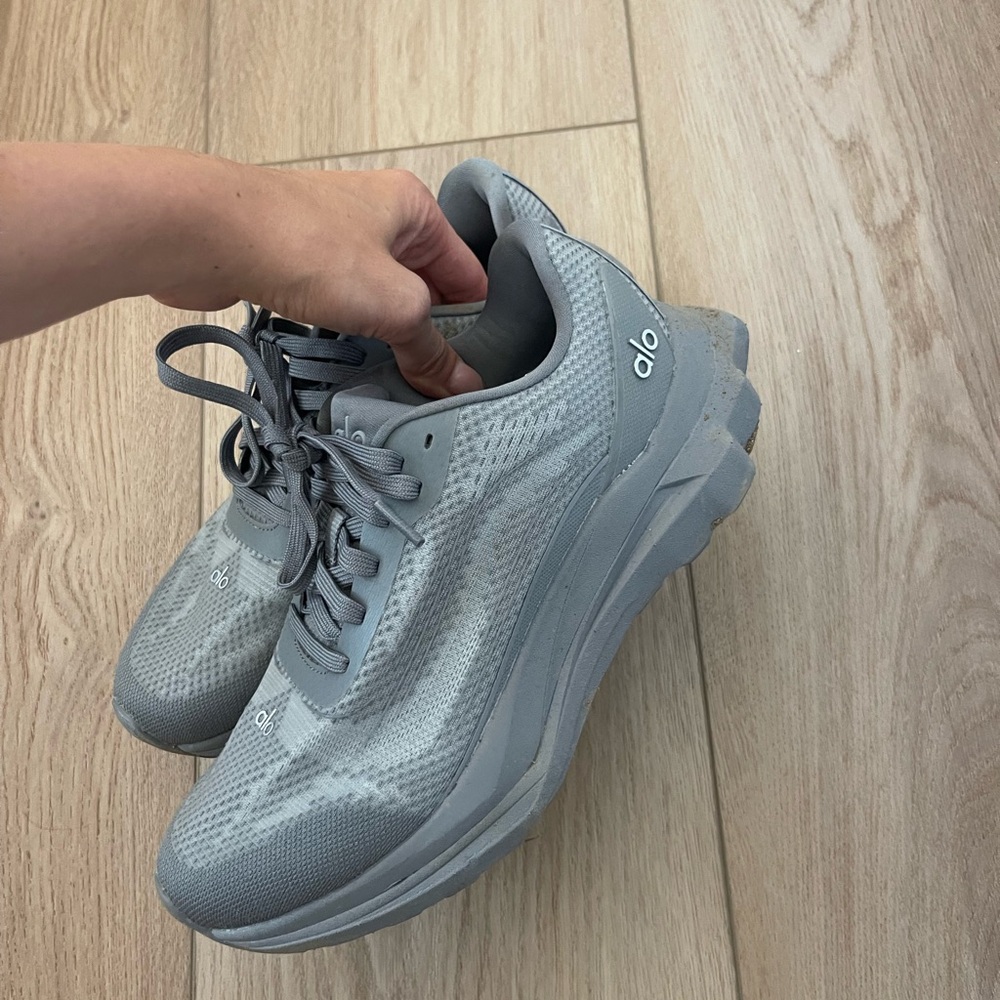 Alo yoga grey runners